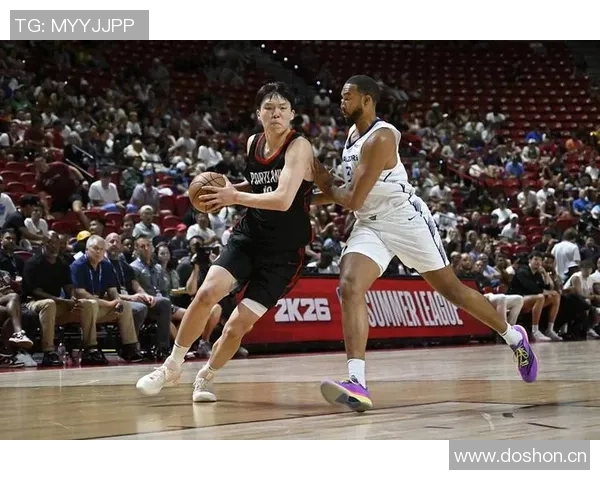 杨瀚森主动与阿夫迪亚交流翻译助力两人友好碰拳互动